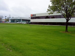 Faixada do prédio da SITA e concessionária Mazda