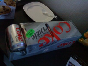Coca-cola em latas com estojo prático