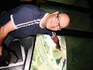 No piso de vidro da CN Tower a 347m de altura